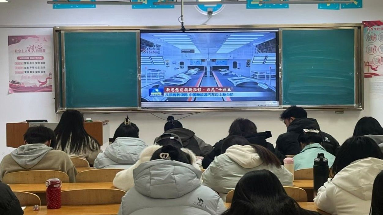 365英国上市集团学生党支部组织全体入党积极分子观看 纪录片《新思想引领新征程·非凡“十四五”》